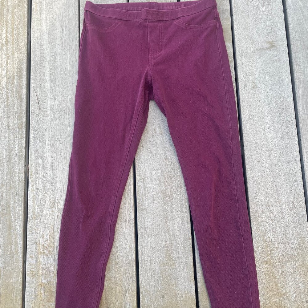 HUE Size Medium Women's Leggings, Wine Color with Back Pockets- Great Condition!